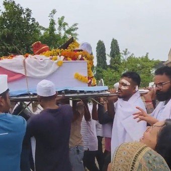 El único sobreviviente de la tragedia del AI-171 de Air India cargó el ataúd de su hermano, que murió en el accidente