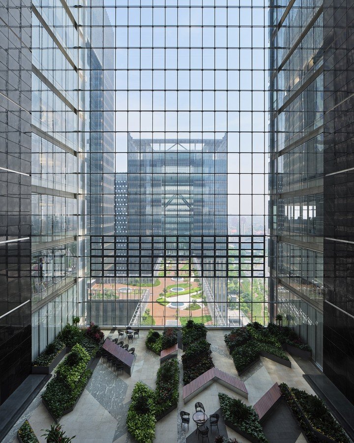 La vegetación está presente tanto en la terraza del puente como en espacios comunes de los interiores. Foto: Qingyan Zhu
