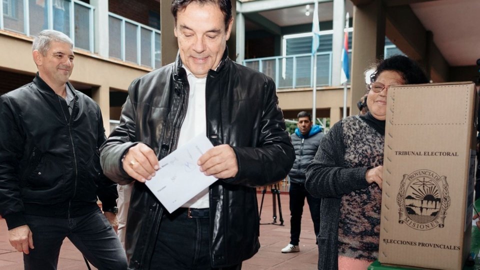 Triunfo del oficialismo en Misiones: un análisis de los resultados Las elecciones en Misiones han dejado claro el panora... Descubre más sobre refleja, inter...