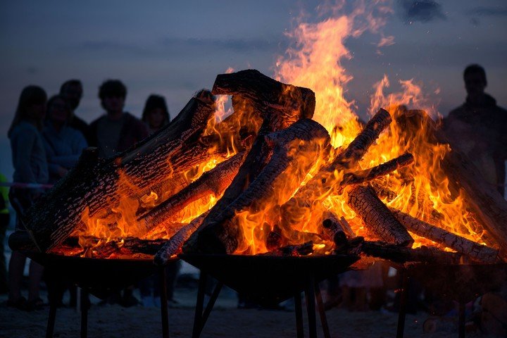 Durante la Noche de San Juan se realizan hogueras, rituales y celebraciones. Foto: ilustración Shutterstock.
