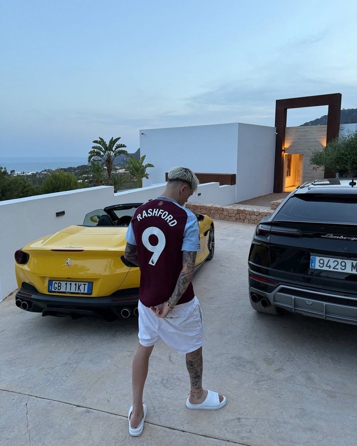 Alejandro Garnacho con la camiseta de su excompañero Rashford del Aston Villa. Foto: Instagram @garnacho7