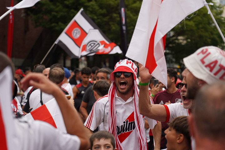 Banderazo de River en Seattle previo al partido contra Inter. Foto: Marcelo Ferreiro.