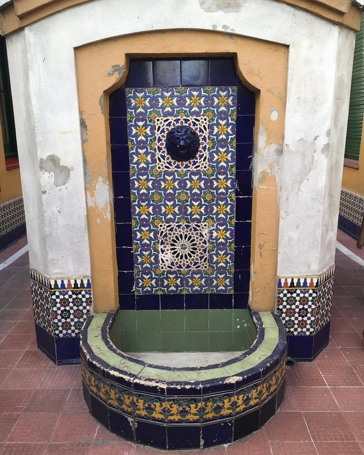 Las mayólicas decorativas muestran escenas típicas del sur español, como bailaoras de flamenco y toreros. Foto: Instagram @paisajeante.