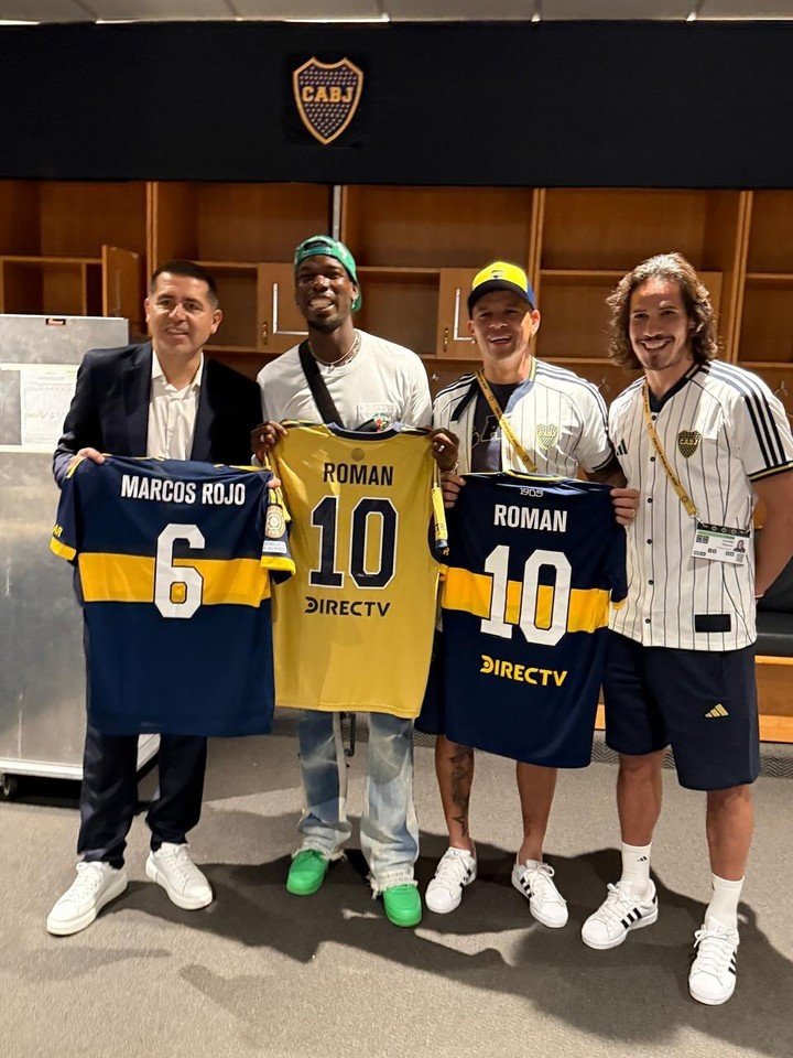 Riquelme con la camiseta de Rojo, Pogba, el defensor y Cavani.