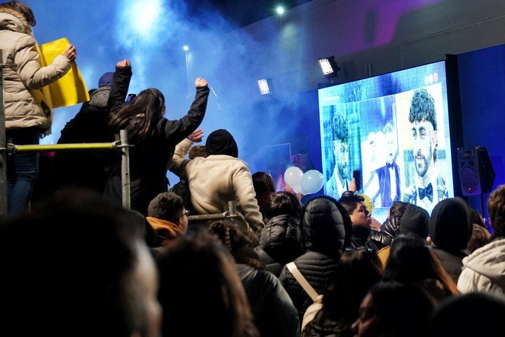 Desde temprano, y a pesar del frío, la tribuna que está en el jardín del estudio de Telefe se llenó de gente que no paró de alentar. Foto: Martín Bonetto. 