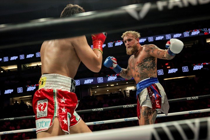 Jake Paul reacciona durante la pelea con Julio César Chávez Jr. en Anaheim, California. Foto AP/Etienne Laurent