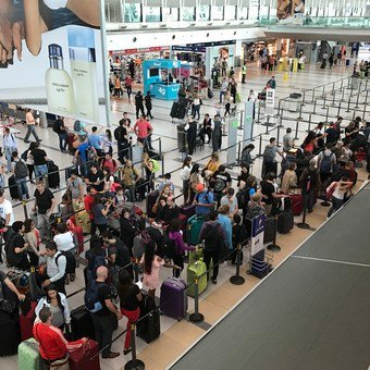La Argentina partida: la mitad de la gente no llega a fin de mes, pero son récord los viajes al exterior