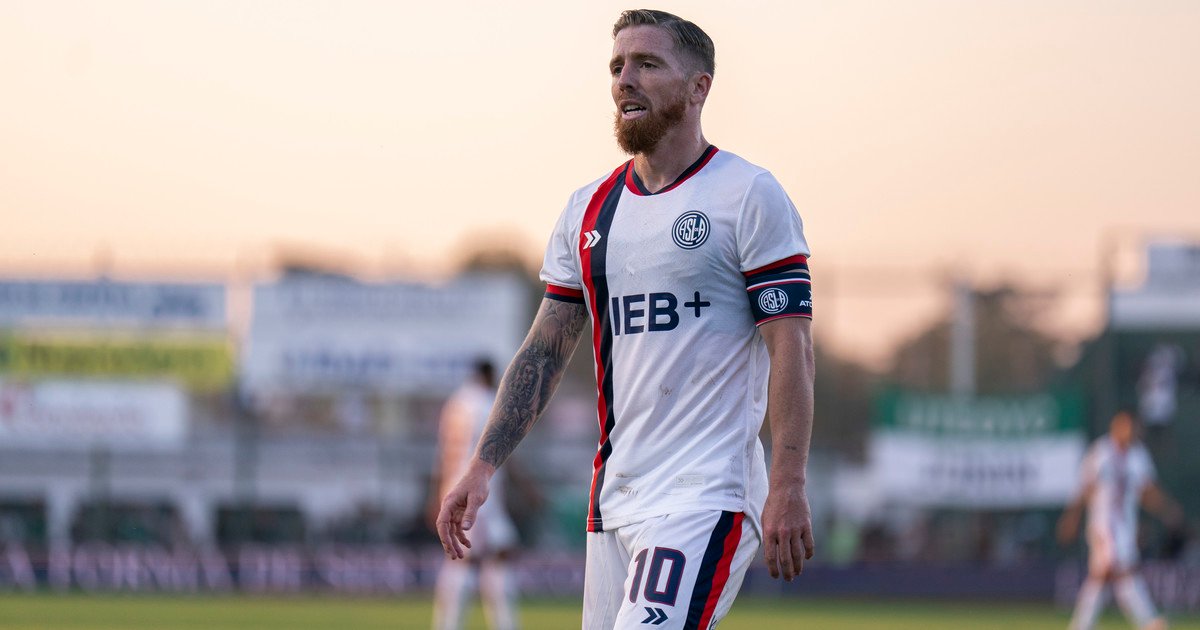 Un futuro incierto para el capitán azulgrana La atmósfera en San Lorenzo se tiñe de preocupación mientras los días pasan... Descubre más sobre mensajes, otro...