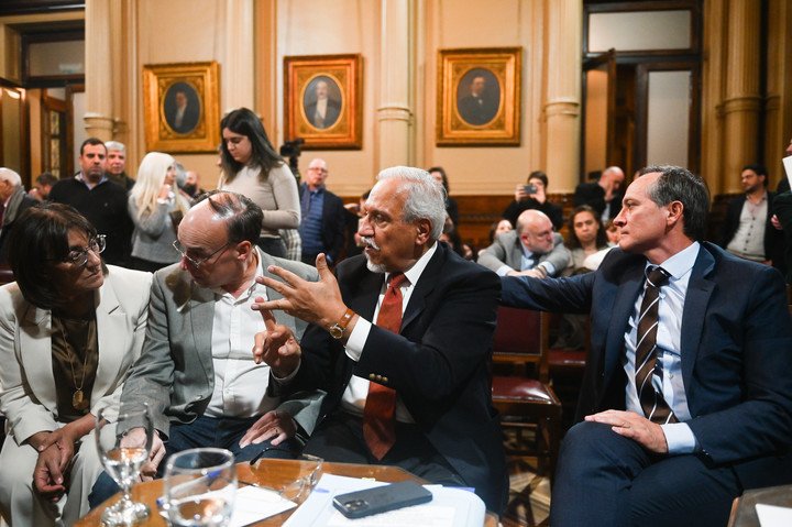 Juan Carlos Romero Pablo Blanco, Carlos "Camau" Espínola y Mónica Silva durante el debate en comisión. Foto Federico Lopez Claro - FTP CLARIN DSC_6453.jpg Z RGonzalez gonzalez