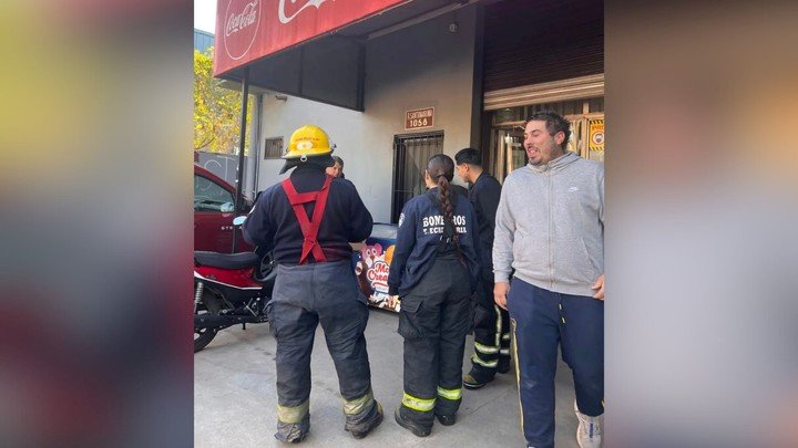 Los bomberos de Esteban Echeverría momentos antes de capturar al animal del lugar donde se escondió.