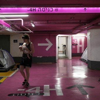 En Tel Aviv, un estacionamiento se convierte en refugio nocturno frente a los misiles de Irán