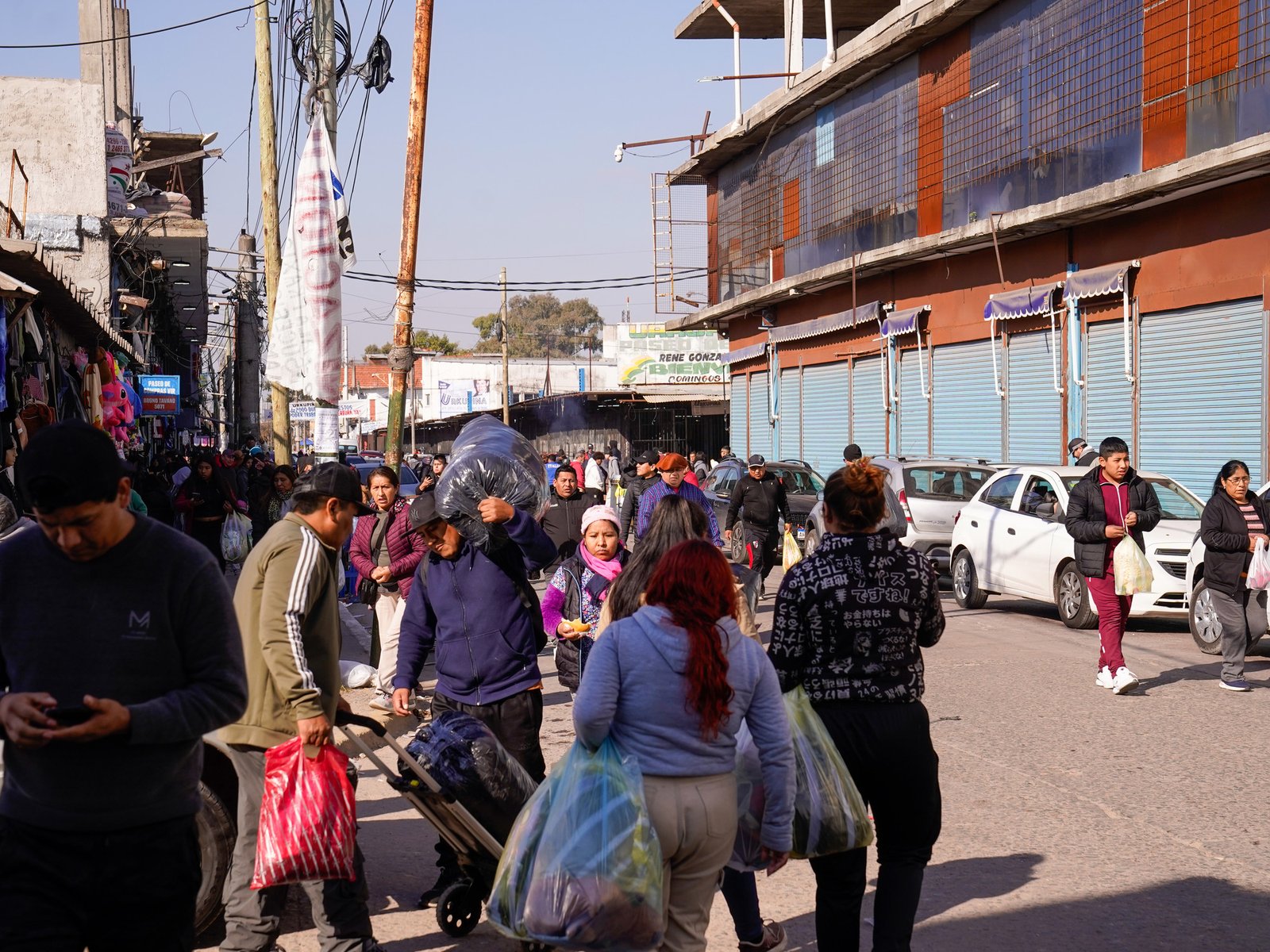 La Actividad Regresa a La Salada: Reacciones y Nuevas Normativas en la Megaferia Este lunes, dos de los tres predios que... Descubre más sobre social, tomand...