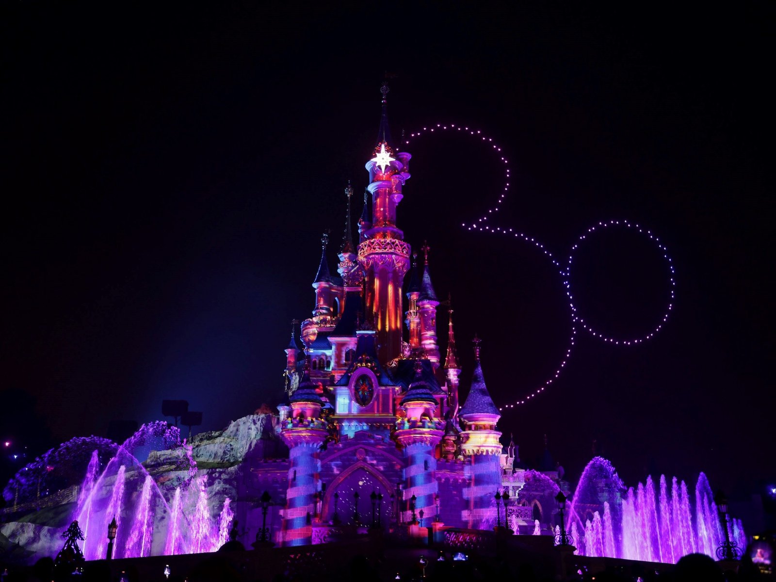 La grotesca realidad detrás de una celebración insólita en Disneyland París En un insólito y perturbador episodio, Disne... Descubre más sobre inscrito, plat...