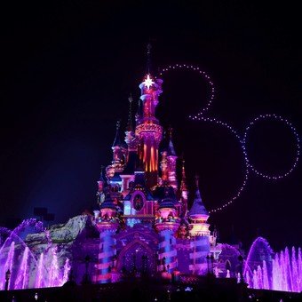 Escándalo en Francia: alquilaron Disneyland París para una falsa boda entre una nena ucraniana y un acusado de pedofilia
