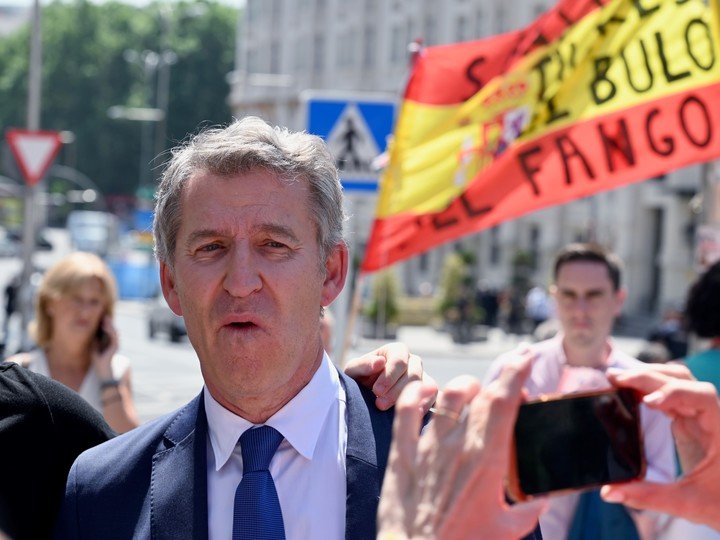 Núñez Feijóo, del PP, salió del Congreso y se acercó a una protesta de alcaldes de toda España en las afueras del Parlamento. Foto: Cézaro De Luca
