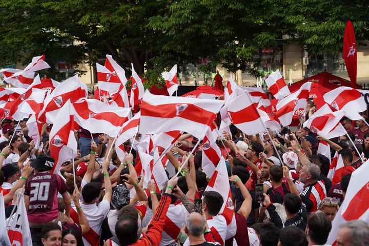 Banderazo de River en Seattle previo al partido contra Inter. Foto: Marcelo Ferreiro.
