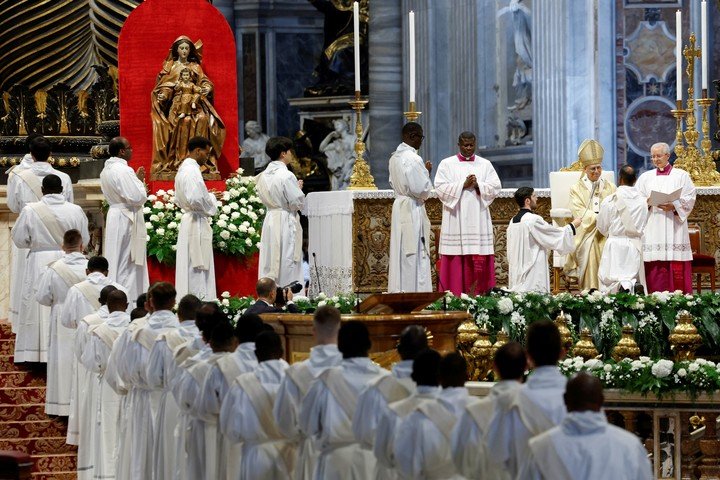 El Papa León XIV, durante una misa este viernes en la basílica de San Pedro. Foto: REUTERS