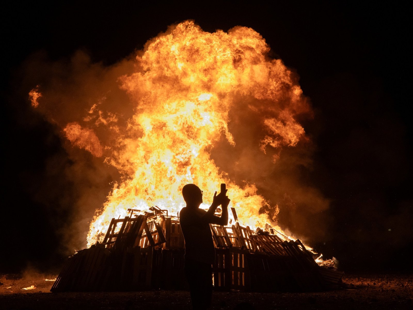  La Magia de la Noche Más Corta del Año La Noche de San Juan es un evento que despierta el fervor de miles de person... Descubre más sobre papeles, franc...