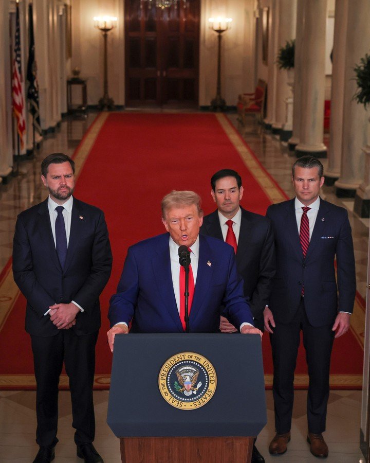 Donald Trump habla después de confirmar los ataques contra Irán. Foto AP