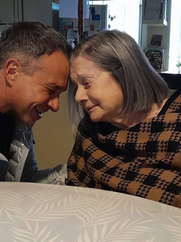 Sergio Lapegüe mostró el conmovedor encuentro que tuvo con su madre, Elba, quien sufre de Alzheimer. | Foto: Instagram
