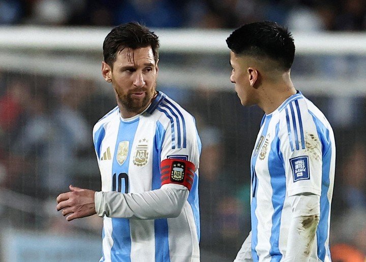 La charla de Messi con Thiago Almada. Foto: REUTERS