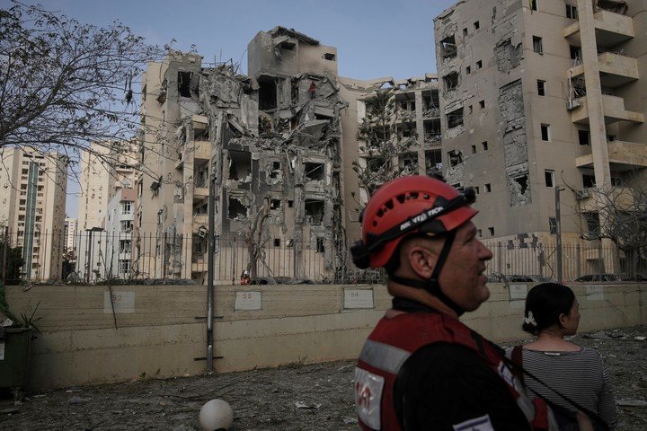 Rescatistas buscaban sobrevivientes en el edificio de Beersheva que fue impactado por un misil iraní. AP Photo/Leo Correa