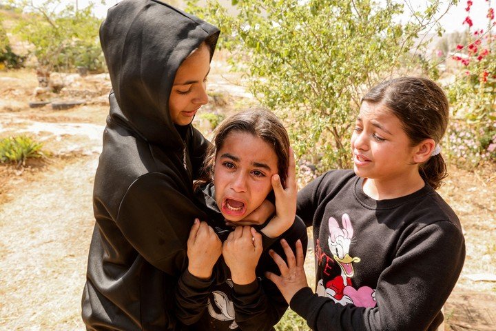 Un doliente reacciona el día del funeral de Saher Jadallah, muerto durante una operación militar israelí, en Tammoun, cerca de Tubas, en la Cisjordania ocupada por Israel, 15 de mayo de 2025. REUTERS/Raneen Sawafta 