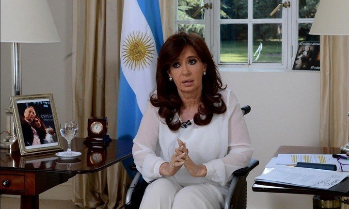 Cristina Kirchner dice en 2015, primero que a Nisman lo mataron y días más tarde, que se suicidó.