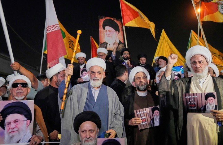 Clérigos chiítas iraquíes sostienen un retrato del líder supremo de Irán, el ayatolá Alí Khamenei, durante una protesta contra los ataques israelíes en varias ciudades de Irán. Foto Ap