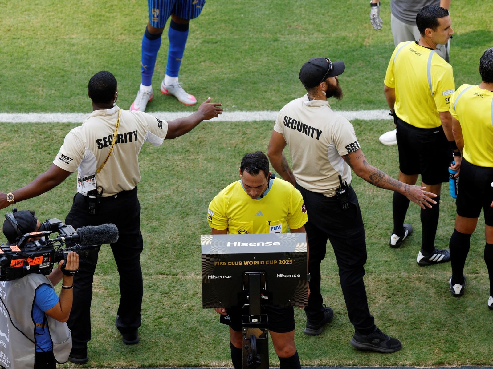 El dilema del VAR y el drama del árbitro: ¿héroe o villano? En el escenario del Mundial de Clubes, las decisiones arbitr... Descubre más sobre liga profesion...