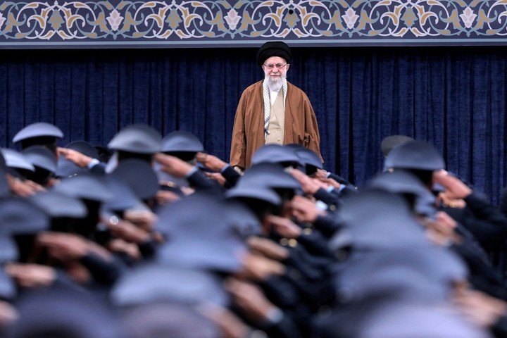El líder supremo de Irán, el ayatolá Ali Khamenei, escucha el himno nacional mientras oficiales de la Fuerza Aérea saludan durante su reunión en Teherán, Irán, el 7 de febrero de 2025. Foto Reuters