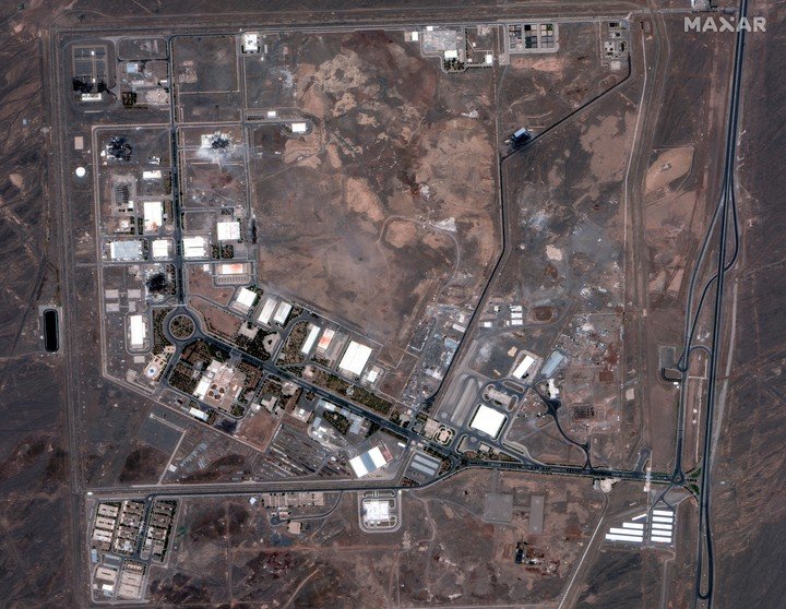 Una imagen satelital facilitada por Maxar Technologies muestra la planta de enriquecimiento nuclear de Natanz tras los ataques aéreos estadounidenses, en Natanz, Irán, el 22 de junio. Foto EFE