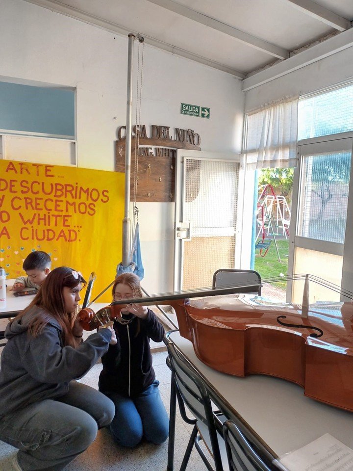 Los alumnos de la orquesta escuela recibieron los instrumentos nuevos enviados desde Buenos Aires por lo recaudado en el evento del Teatro Colón.