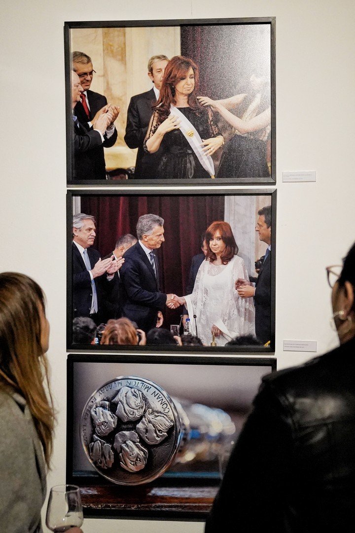 El reportero gráfico Maximiliano Vernazza presentó en Centro Cultural Rojas su muestra fotográfica “Argentinos” 1995 2025 Foto:Martín Bonetto
