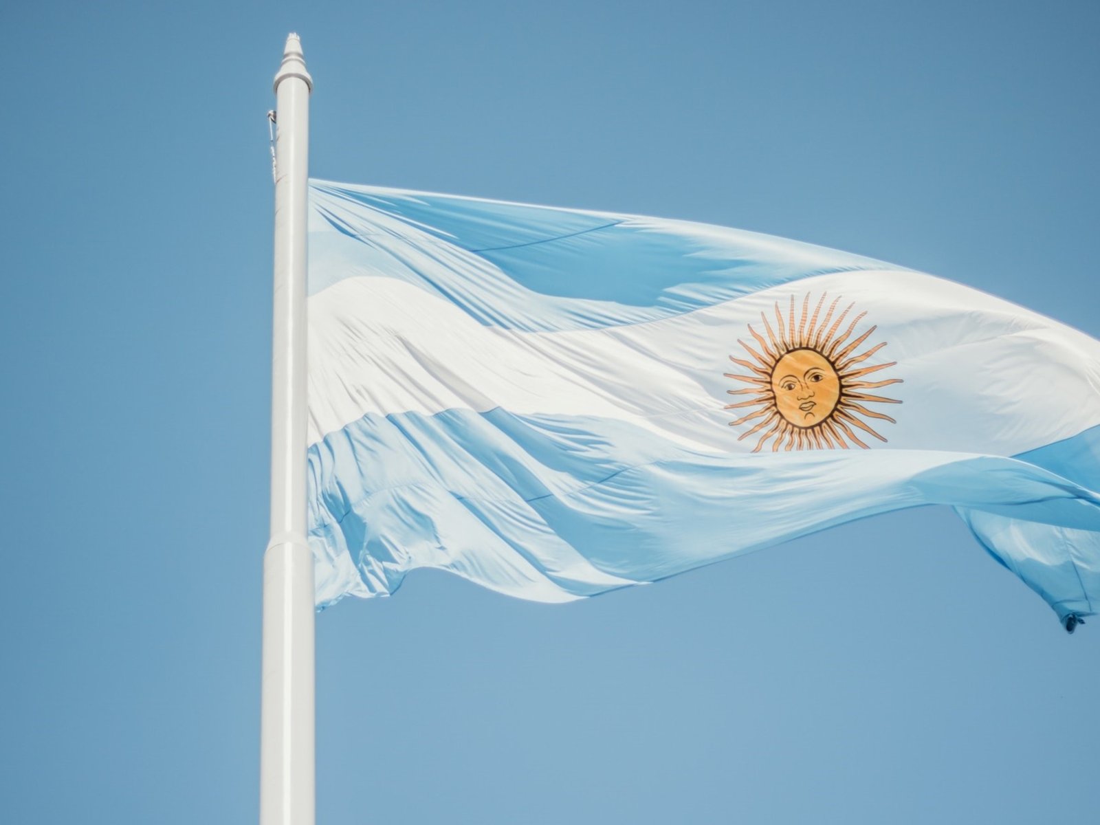 La bandera nacional estuvo inspirada en los colores de la escarapela.