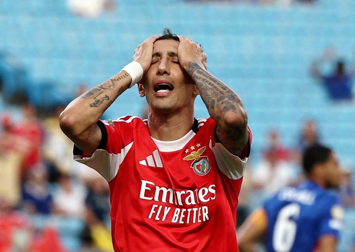 Di María y su dolor por la eliminación de Benfica. Foto: REUTERS / Agustin Marcarian.