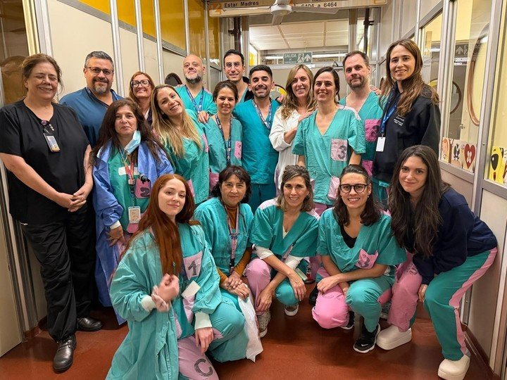 Los médicos del Hospital Garrahan, tras el parto de la beba que había atravesado una cirugía intrauterina de espina bífida.