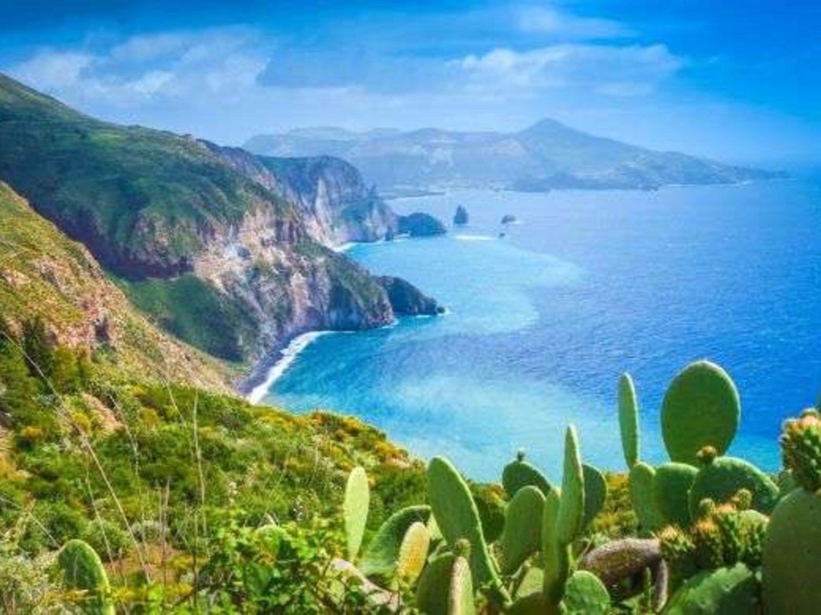 Las islas Eolias, conocidas como las “siete perlas del Mediterráneo”, forman uno de los tres archipiélagos sicilianos, junto con las Egadi y las Pelagie.