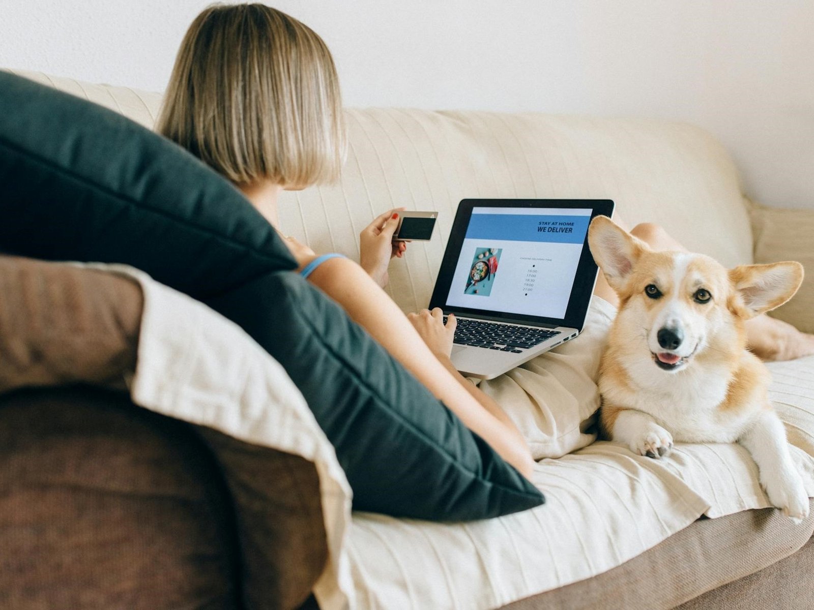 Para quienes viven solos o atraviesan momentos difíciles, el perro puede convertirse en un gran apoyo emocional. Foto: Pexels.