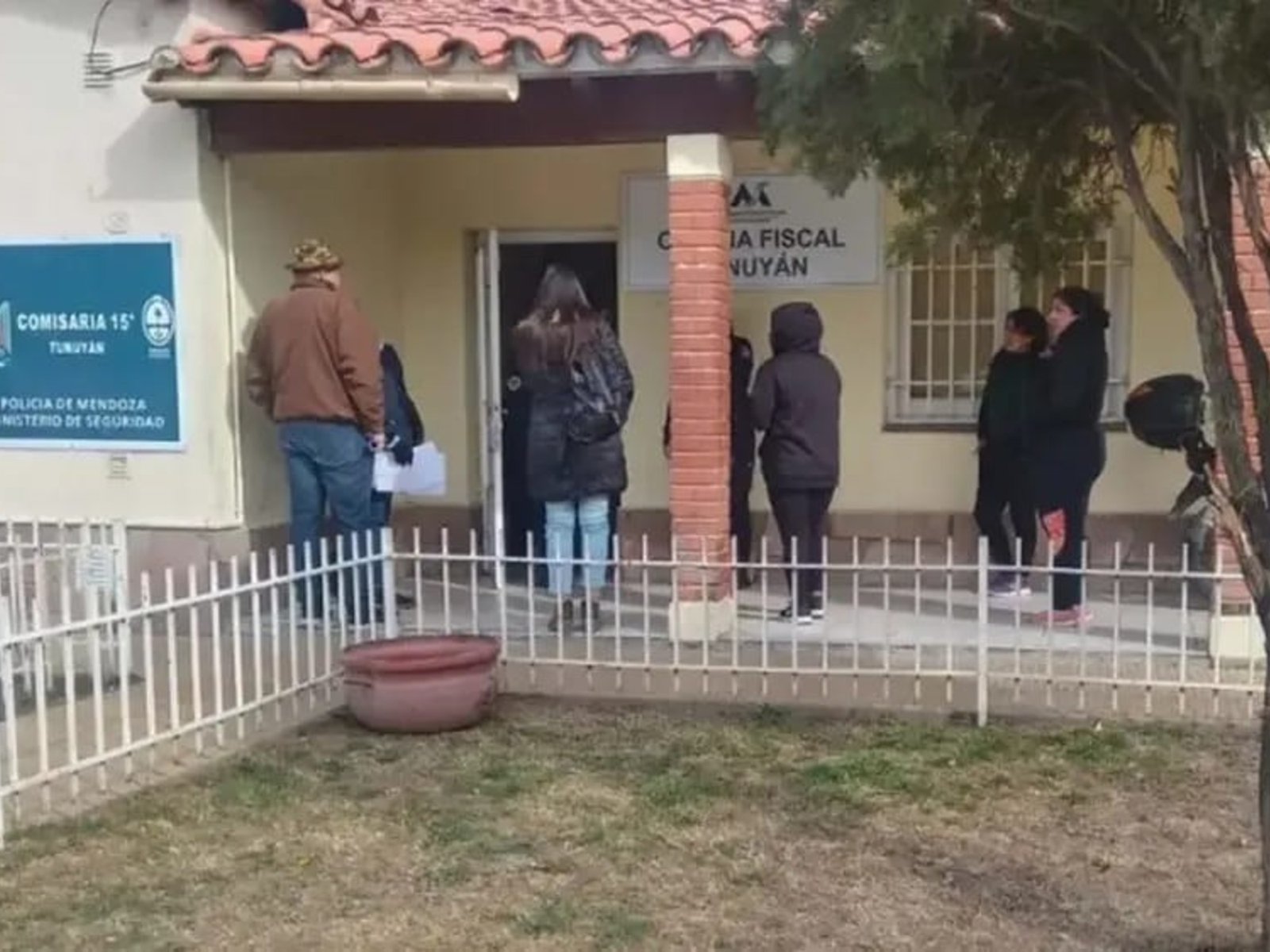 Una tragedia familiar en medio de la conmoción social La ciudad de Tunuyán, en Mendoza, se encuentra sacudida por un suc... Descubre más sobre parece, intent...