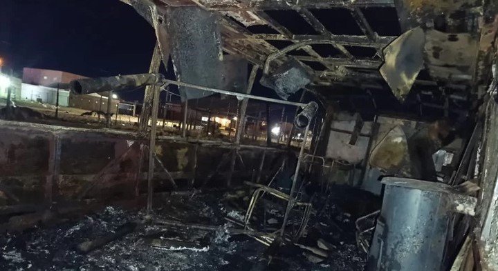 Dos heridos graves por el incendio de un colectivo donde vivía una familia de 9 personas en Río Gallegos