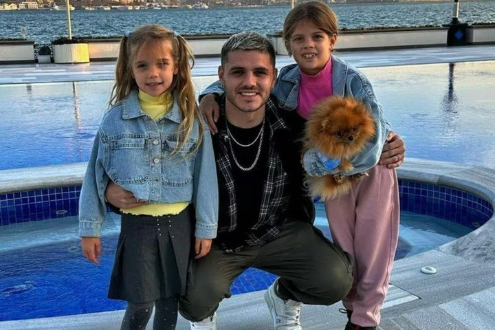 Mauro Icardi junto a sus dos hijas, Isabella y Francesca. Foto: Instagram. Archivo.