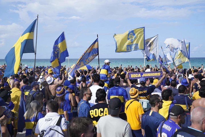 Un nutrido grupo de hinchas de Boca realizó el segundo banderazo en South Beach. (Fernando De la Orden, enviado especial)