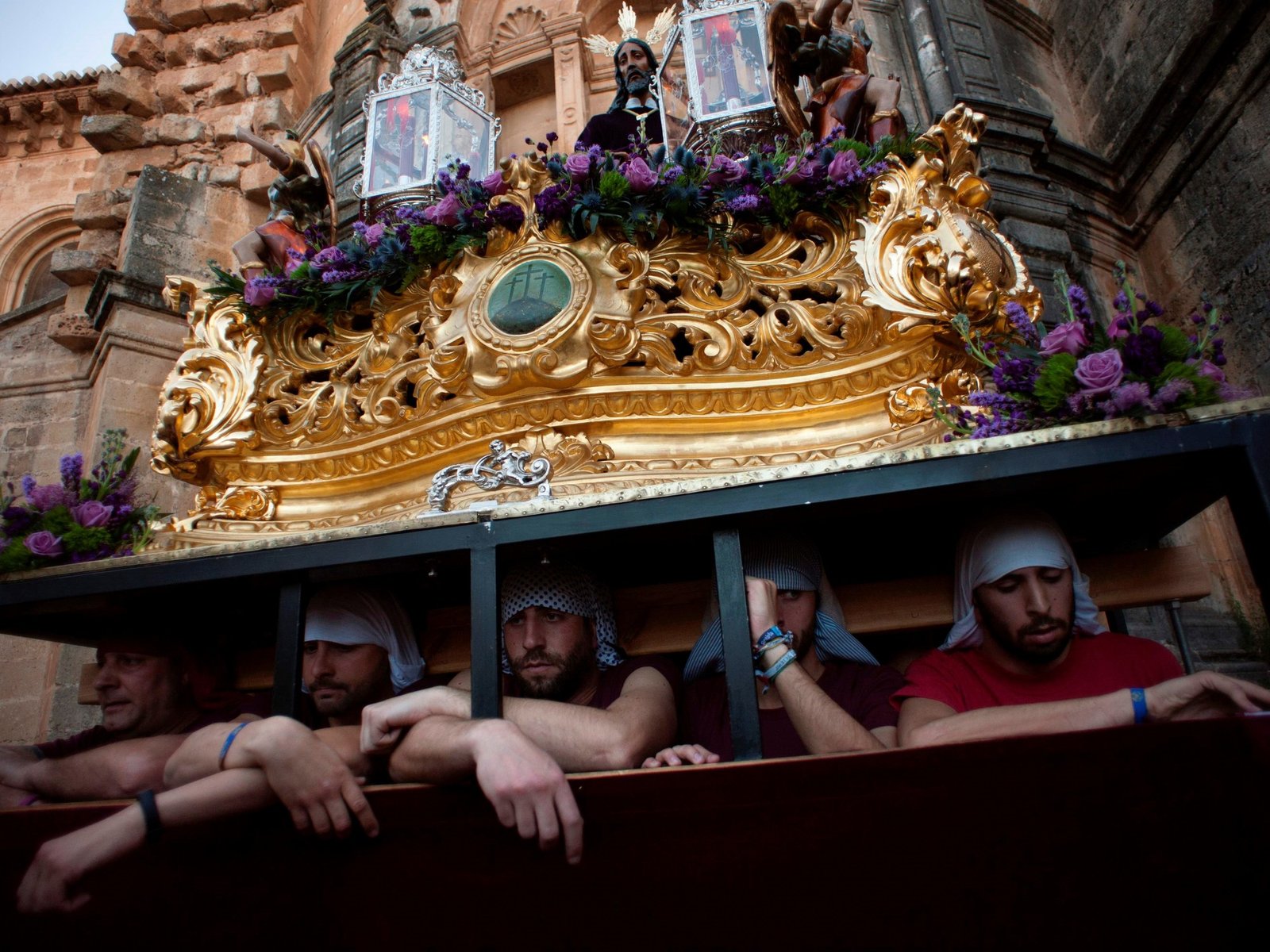 La procesión del Cristo de los Gitanos es un rito en las ciudades de Andalucía. Semana Santa. Virgen Maria Santisima de la Amargura procesión de la hermandad Gitanos. / AFP PHOTO / Jorge Guerrero. 