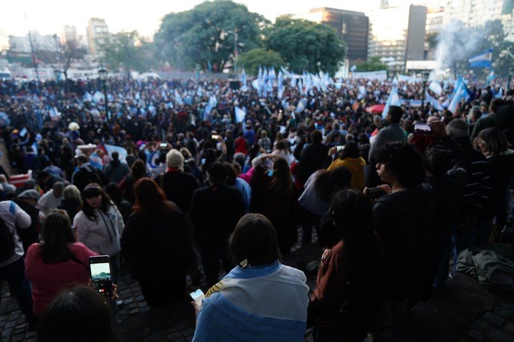 Banderazo por el Día de la Bandera en apoyo a Cristina Kirchner en Parque Lezama. Foto: Emmanuel Fernández
