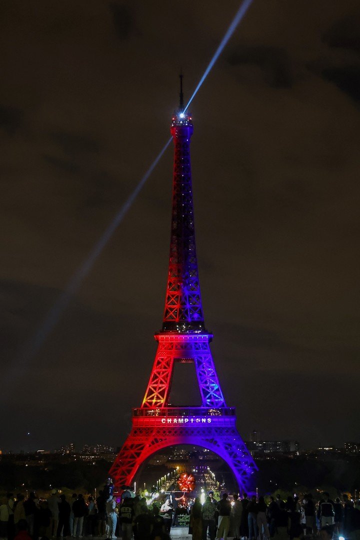 La torre Eiffel con los colores del PSG. (EFE)