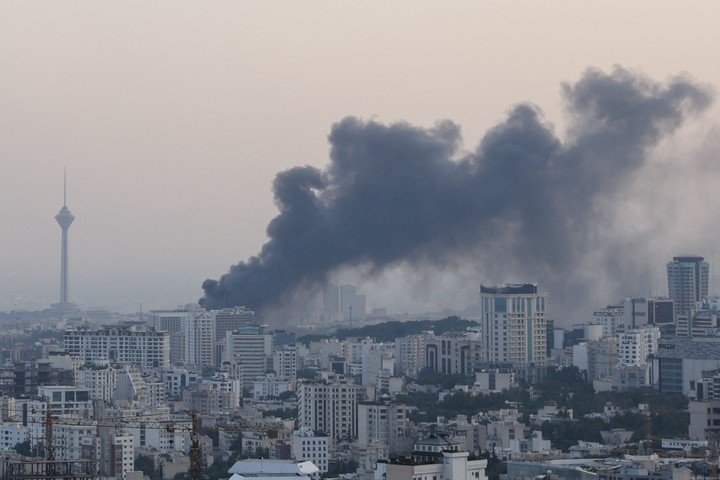 El humo se eleva tras un ataque israelí contra el edificio IRIB, la emisora ​​estatal del país, en Teherán, Irán. Foto Reuters