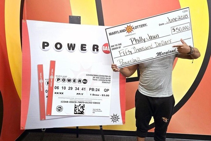 El hombre posó junto a su premio: 50 mil dólares en efectivo. Foto: Maryland Lottery.