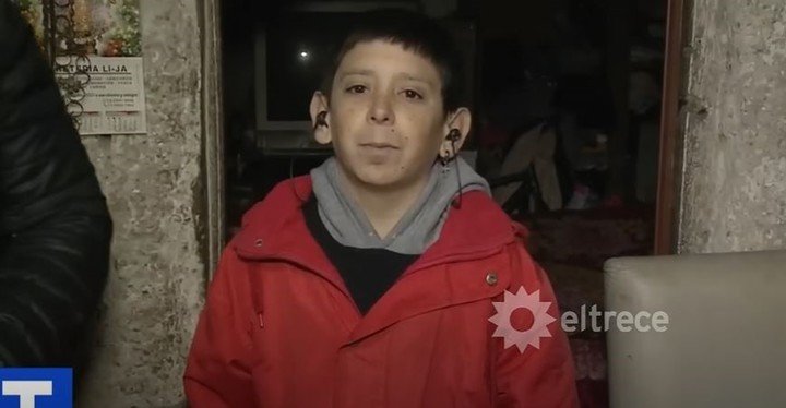 Claudio "El Pollo" Morales después de recibir 23 millones de pesos de la gente. Foto: captura Telenoche