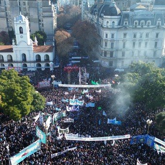 El peronismo marchó en apoyo a Cristina, que en un mensaje a la militancia vaticinó que Milei "se cae" y prometió: "vamos a volver" 